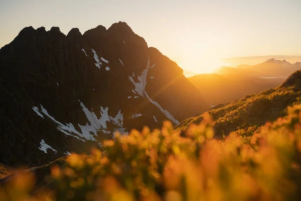 Junio Sol Medianoche Brilla Por Detrás Skottind Pico Montaña Vestvgy — Foto de Stock