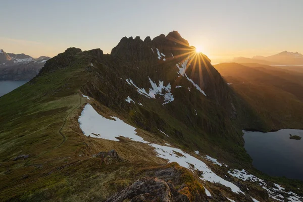 Juni Mitternachtssonne Scheint Hinter Dem Skottind Gipfel Vestvgy Lofoten Norwegen — Stockfoto