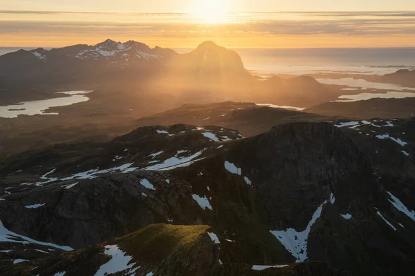 Mitternachtssonne Über Der Berglandschaft Von Vestvgy Lofoten Norwegen — Stockfoto