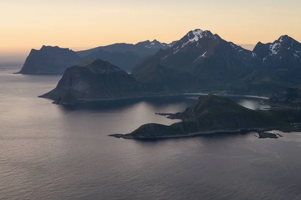 Vista Stornappstind Attraverso Nappstraumen Alle Cime Montuose Del Vestvgy Isole — Foto Stock