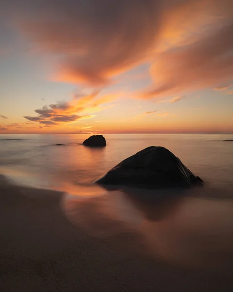 Puesta Sol Sobre Rocas Costeras Playa Myrland Flakstady Islas Lofoten —  Fotos de Stock