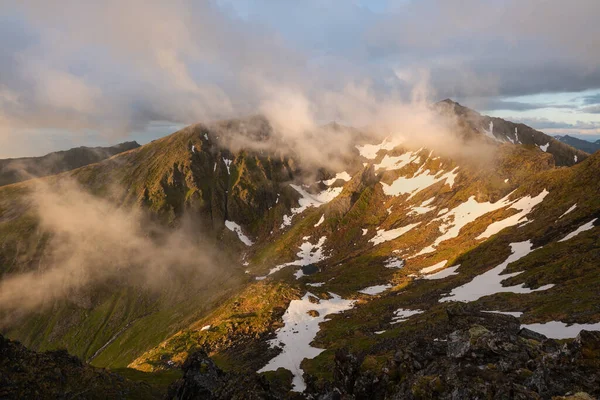 Nuvole Nebbiose Volteggiano Intorno Alle Cime Delle Montagne Vestvgy Isole — Foto Stock