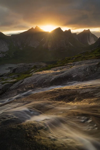 Wasserfall Und Sonnenuntergang Hinter Den Steilen Bergen Von Kirkefjord Moskenesy — Stockfoto
