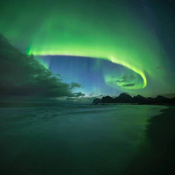 北极光 挪威罗浮敦群岛弗拉克斯塔迪Storsandnes海滩上方的北极光 — 图库照片