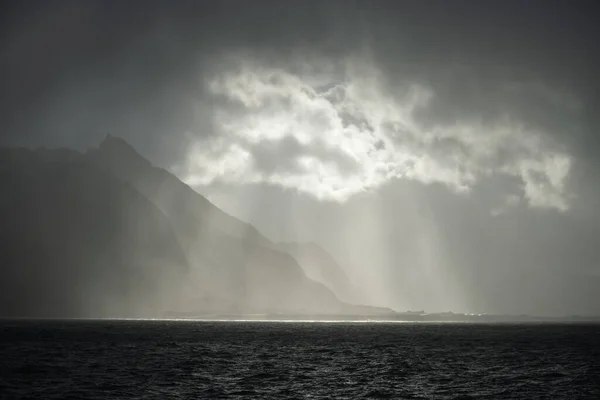 Nuages Automne Dramatiques Lumière Dessus Des Montagnes Flakstady Îles Lofoten — Photo
