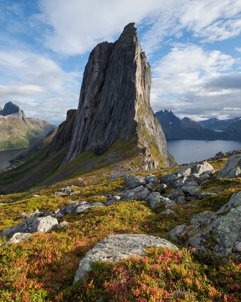 Vârful Muntos Iconic Segla Ridică Peste Peisajul Toamnă Senja Norvegia — Fotografie, imagine de stoc