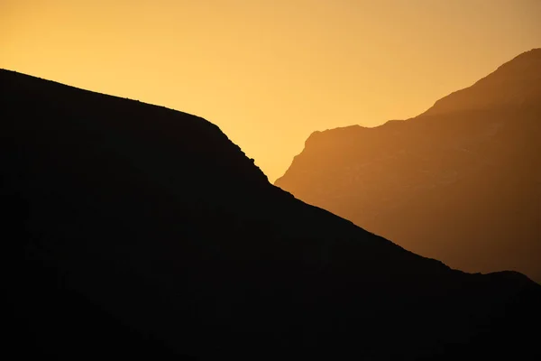Vrstvy Světla Stínu Podél Horských Hřebenů Flakstady Lofotenské Ostrovy Norsko — Stock fotografie