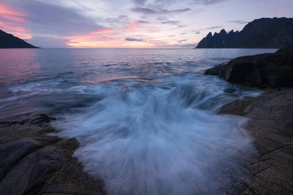Vågor Flyter Över Klippiga Strandlinjen Vid Tungenesets Utsiktsplats Senja Norge — Stockfoto