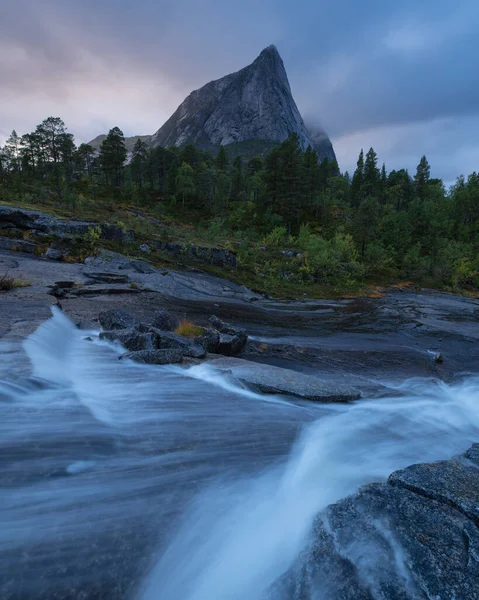 Stortinden Pic Montagne Élève Dessus Ruisseau Coulant Nordland Norvège — Photo