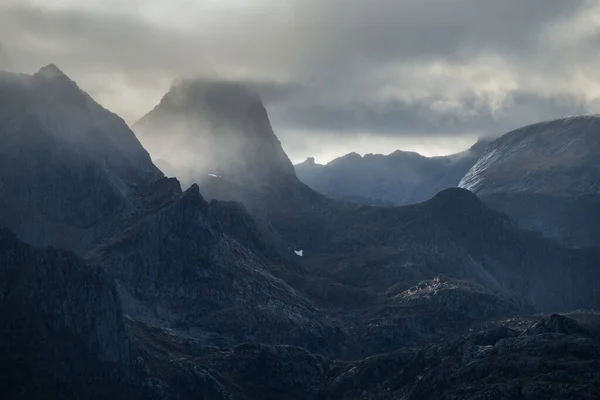 秋天的雨从挪威罗浮敦群岛莫斯肯内西陡峭的山上倾泻而下 — 图库照片
