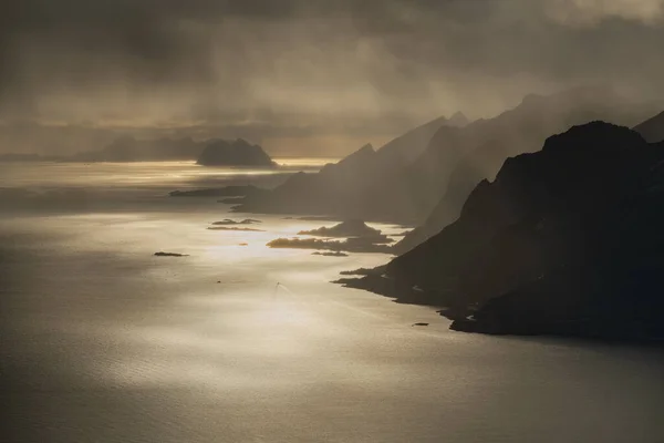 Silhuett Västerut Längs Södra Kusten Moskenesy Lofoten Islands Norge — Stockfoto