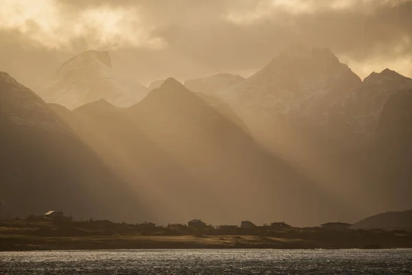 Işık Huzmeleri Ramberg Flakstady Lofoten Adaları Norveç Yakınlarındaki Uzak Dağların — Stok fotoğraf