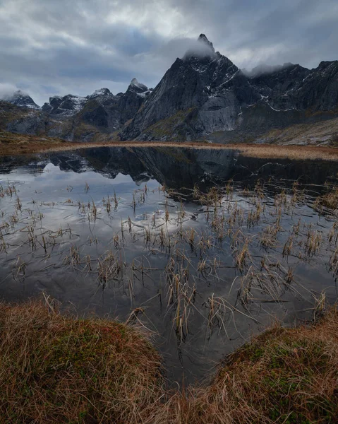 挪威Lofoten群岛Flakstady结冰的秋季池塘反映了Stortind山的高峰 — 图库照片