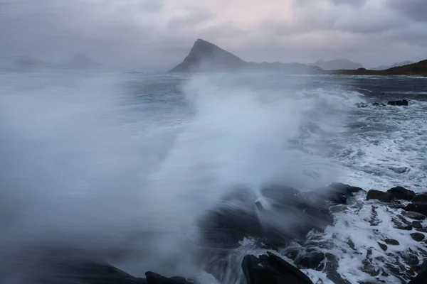 Vågor Som Kraschar Över Kusten Vid Storsandnes Lofoten Islands Norge — Stockfoto