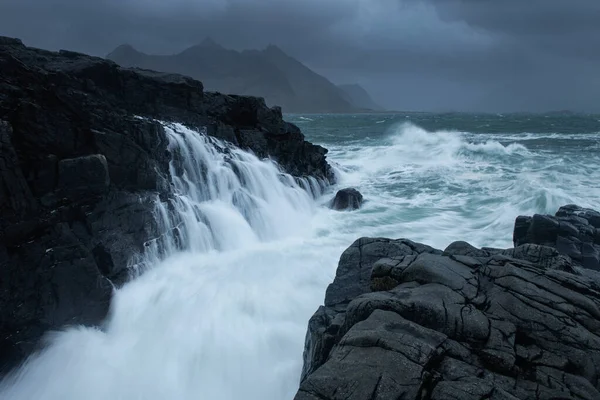 Vlny Narážející Skály Lofotenské Ostrovy Norsko — Stock fotografie