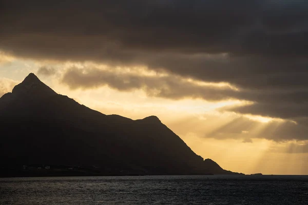 Ljusstrålar Bakom Skottind Lofoten Islands Norge — Stockfoto