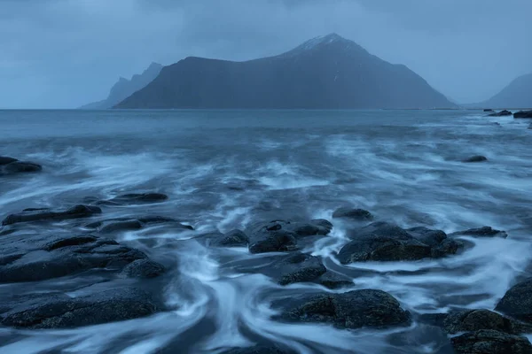 Dalgalar Ramberg Flakstady Lofoten Adaları Norveç Yakınlarındaki Kayalık Kıyı Şeridi — Stok fotoğraf