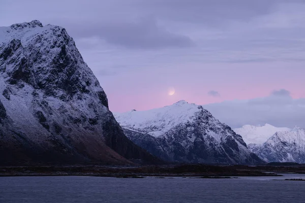 Świąteczny Księżyc Nad Szczytami Gór Grudniu Zmierzch Podczas Nocy Polarnej — Zdjęcie stockowe