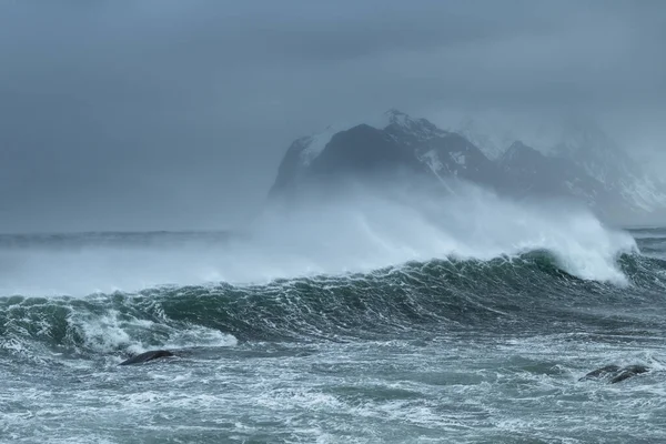 Bouřkový Vítr Vanoucí Mořskou Tříští Vln Lofotenské Ostrovy Norsko — Stock fotografie