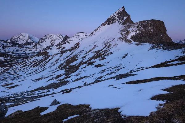 挪威Lofoten群岛Flakstady春季解冻期间部分积雪覆盖的山地景观 — 图库照片