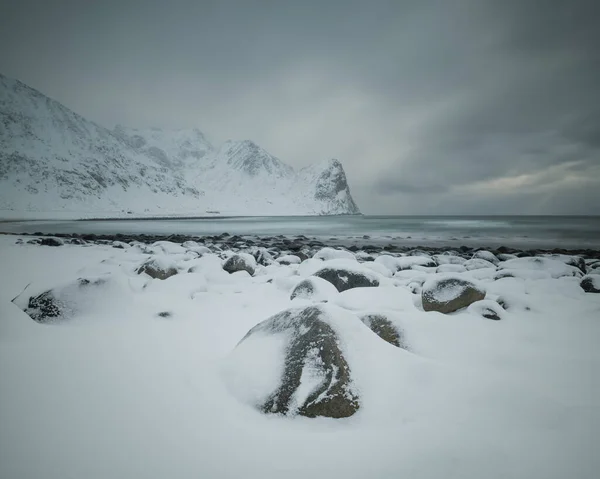 Norveç Lofoten Adaları Vestvgy Unstad Sahilindeki Kayalık Kıyıları Karla Kapladı — Stok fotoğraf