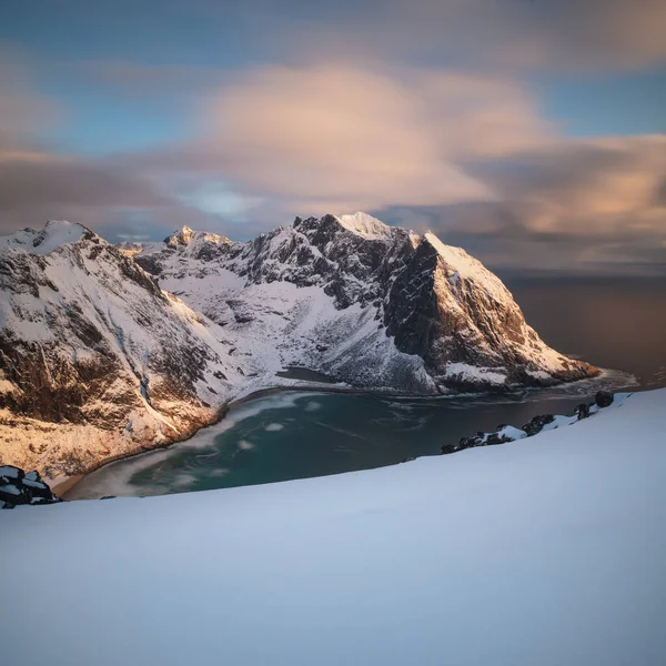 Lkbahar Karı Kvalvika Sahilini Akşam Saatlerinde Kar Ile Kapladı Lofotodden — Stok fotoğraf