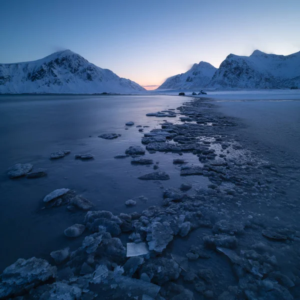 노르웨이 로포텐 르사덴 해변의 델린에 얼어붙은 — 스톡 사진