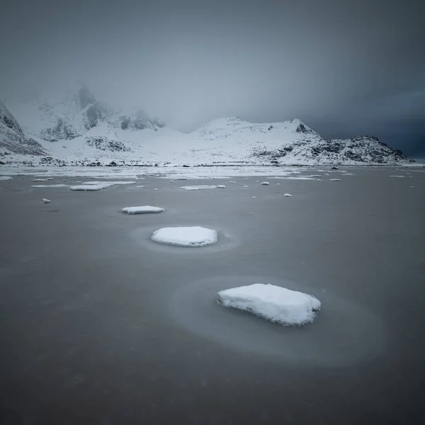 Snötäckt Klippig Frysta Flakstadpollen Flakstady Lofotenöarna Norge — Stockfoto