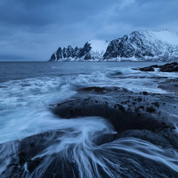 Dalgalar Tungeneset Senja Norveç Teki Kayalık Kıyı Şeridi Üzerinden Akıyor — Stok fotoğraf