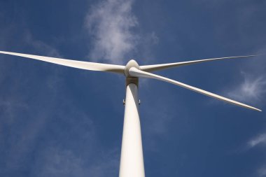 Elektrik üreten Dev Rüzgar Türbini Kulesi - alt görünüm