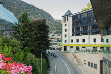Andorra La Vella, Andorra : 2019 Ağustos 22 : Andorra'nın başkenti Andorra La Vella'da Placa del Poble'ın güzel manzarası.