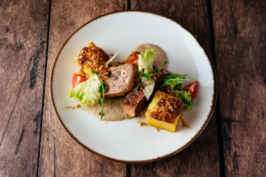 Sebzeli rulo köfte ve tabak sosu, restoran menüsü.