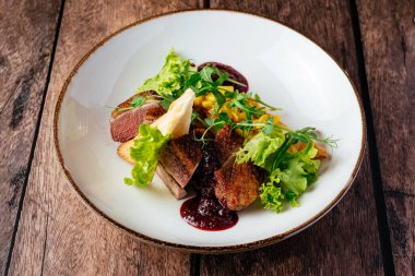 Sebzeli ve soslu ızgara ördek göğsü.