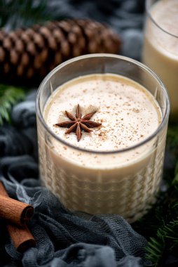 Eggnog ve tarçınlı yıldız anason.