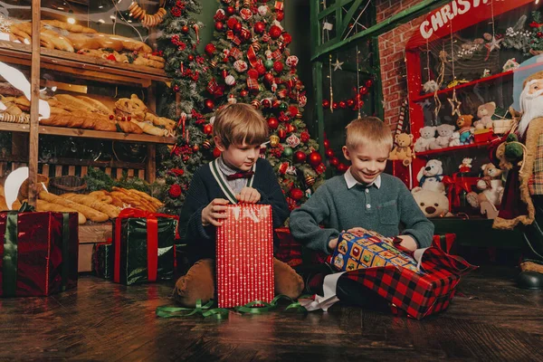 Niños Bajo Árbol Navidad Decorado —  Fotos de Stock