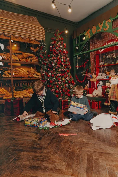 Niños Bajo Árbol Navidad Decorado —  Fotos de Stock