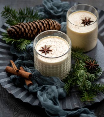 İki bardak tarçınlı yumurta likörü.