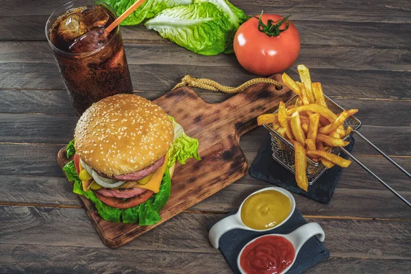 Hamburger Mit Zwei Fleischsorten Soßen Pommes Und Cola Auf Einem — Stockfoto