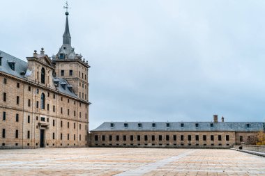 İspanya, Madrid yakınlarındaki San Lorenzo de El Escorial Kraliyet Manastırı. Bulutlu kış günü