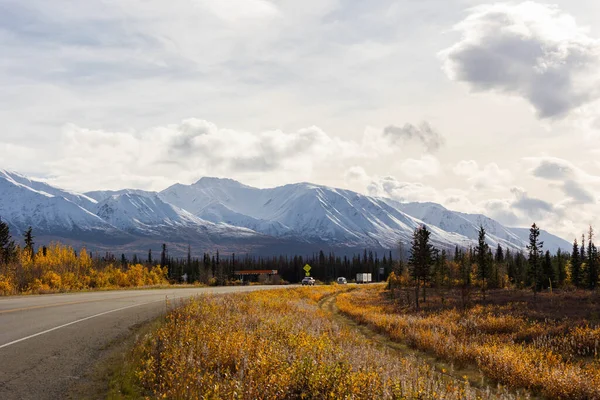 Alaska Highway Fall Foliage Snowy Mountains — Stock Photo, Image