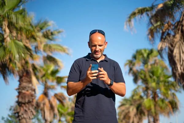 Uomo Calvo Che Parla Usa Suo Smartphone Paese Tropicale Con — Foto Stock