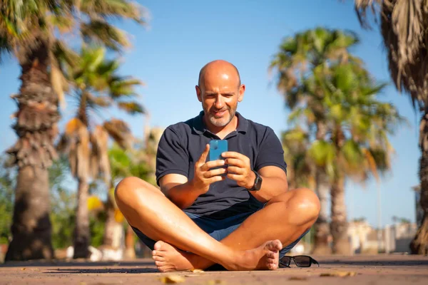 Homem Careca Falando Usando Seu Smartphone País Tropical Com Suas — Fotografia de Stock