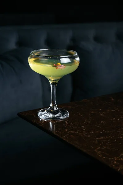 Bardaki Taş Masada Alkollü Kokteyl — Stok fotoğraf
