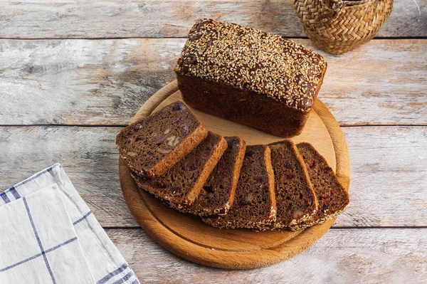 Hausgemachtes Brot Mit Haselnüssen Und Samen — Stockfoto