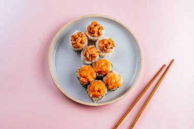 Kurutulmuş kapaklı suşi ruloları.