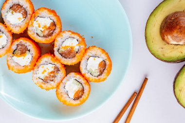 Somon ve tobiko havyarlı suşi ruloları. Kaliforniya