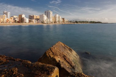 Fort breakwater 'dan Vinaros şehrinin manzarası. 