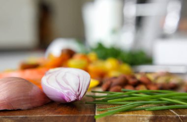 Kesme tahtasındaki şalgam soğanı