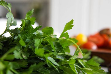 Mutfakta maydanoz var.