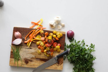 Kesme tahtasında domates gözü